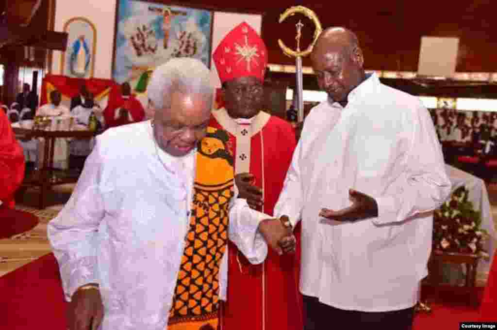 Mama Maria Nyerere na Rais Yoweri Museveni katika kanisa Katoliki- Namugongo, Uganda.