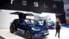 Mobil Tesla Model X yang dijual mulai dari $82.000 di AS (foto: ilustrasi). 