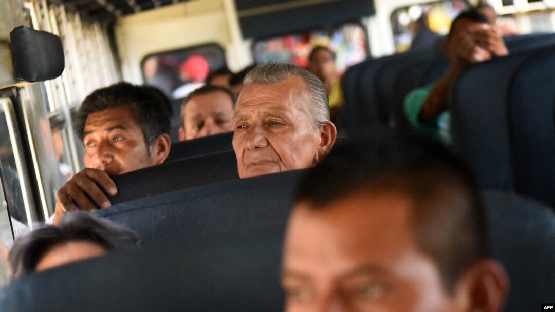 Salvadoreños viajan en un autobús en San Salvador, El Salvador.[Archivo]