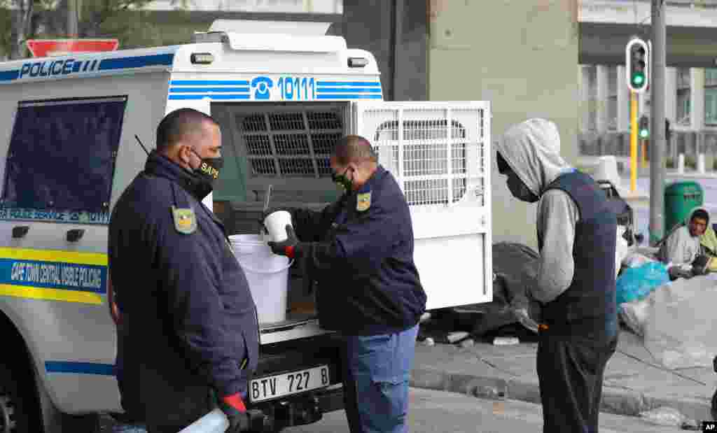  پلیس به افراد بی‌خانمان در کیپ تاون آفریقای جنوبی غذا می‌رساند. آفریقای جنوبی یکی از کانون‌های کرونا شده و تاکنون ۲۷۶ هزار نفر به این بیماری مبتلا شده‌اند و بیش از چهار هزار نفر جان باخته‌اند. 