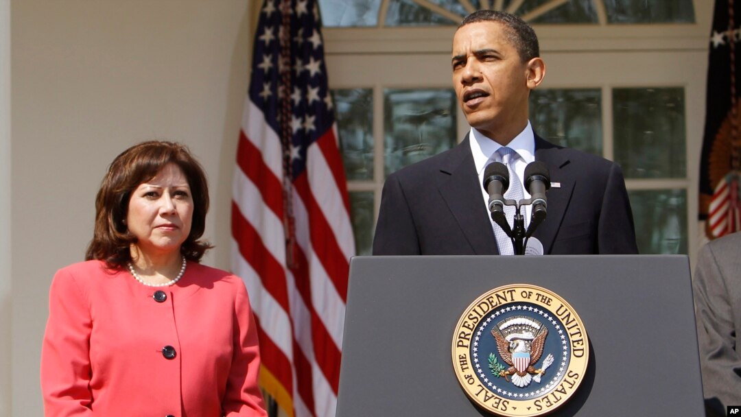 El presidente Barack Obama podría sustituir a Hilda Solís con otro hispano.