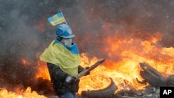 Kiev'de polisle çatışan hükümet karşıtı bir gösterici