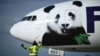 Dos pandas gigantes llegan desde China al zoológico de Washington tras larga espera