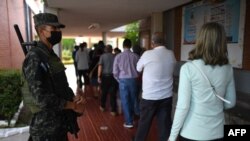 Personas hacen cola para votar en un colegio electoral en Tegucigalpa, Honduras. (AFP)