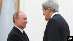 Ngoại trưởng Hoa Kỳ John Kerry và Tổng thống Nga Vladimir Putin tại điện Kremli, Moscow, Nga, 7/5/13 