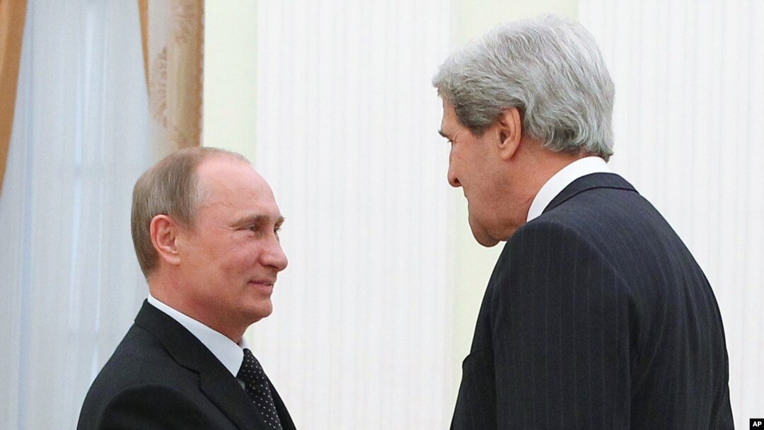 Prezida w'Uburusiya, Vladimir Putin, ari kumwe na Secreteri wa Departement ya Reta ya Amerika, John Kerry i Moscu, kw'italiki indwi z'ukwezi kwa gatanu, mu mwaka w'2013