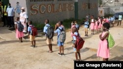 Des élèves font la queue devant une école à Abidjan, en Côte d'Ivoire, le 25 mai 2020. (Photo REUTERS/Luc Gnago)