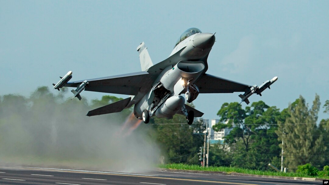 台灣的漢光軍事演習裡，美國製造的F-16戰鬥機從公路上起飛（資料照）