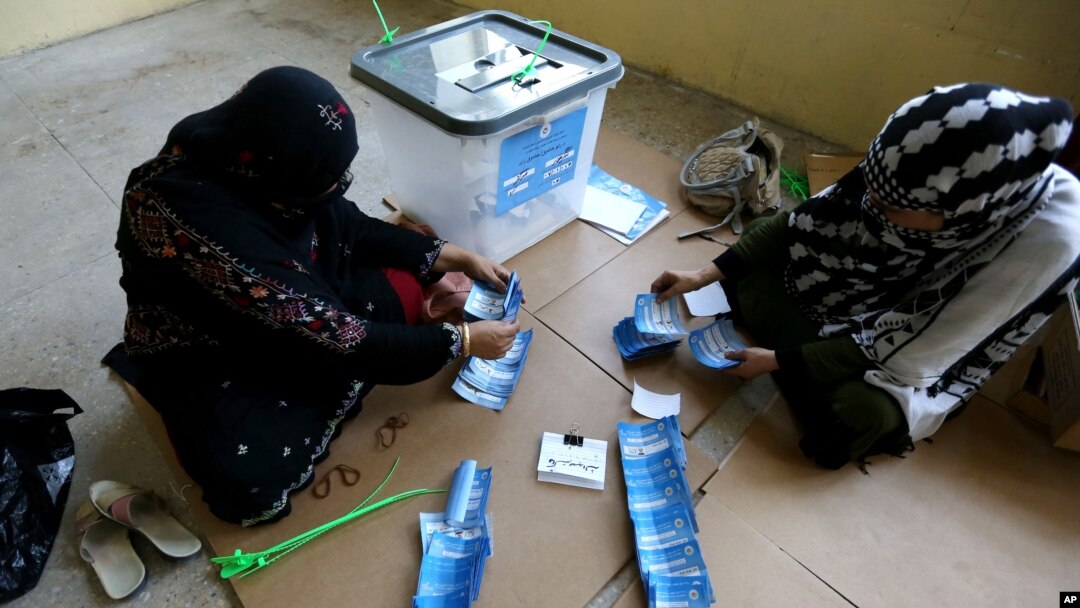Nhân viên bầu cử Afghanistan đếm phiếu tại một trạm bỏ phiếu ở Jalalabad, phía đông thủ đô Kabul, ngày 14/6/2014.