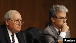 Los legisladores Carl Levin y Tom Coburn, del Subcomité Permanente de Investigaciones del Senado.