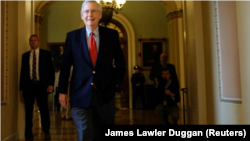 En la imagen, el líder republicano de la mayoría en el Senado, Mitch McConnell, sale de la cámara durante el debate de una reforma fiscal, en Washington, el 1 de diciembre de 2017