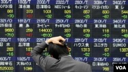 Harga-harga saham di bursa saham Tokyo anjlok pada hari pertama perdagangan pasca-bencana gempa dan tsunami, Senin (14/3).