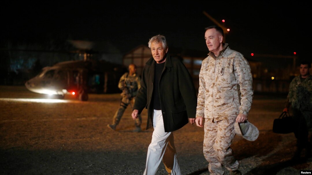 Menhan AS Chuck Hagel (kiri) disambut oleh panglima pasukan internasional di Afghanistan Jenderal Joseph Dunford saat tiba di Kabul (8/3). 