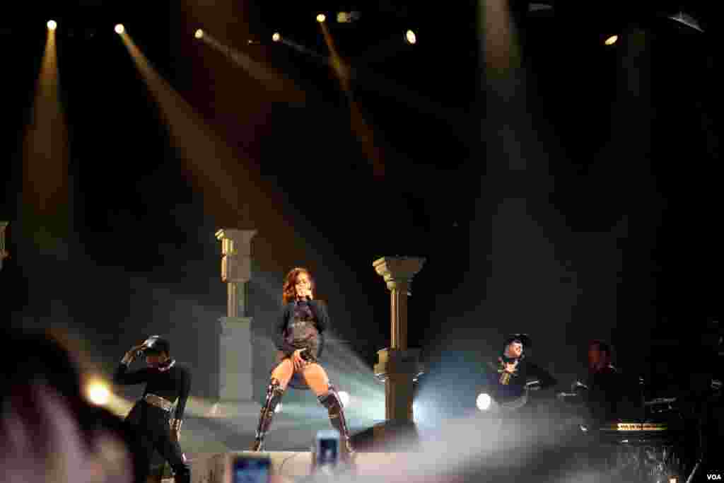 Como un diamante Rihanna brilló sobre el escenario del Verizon Center en Washington durante la presentación de sus gira mundial "Diamond 2013".