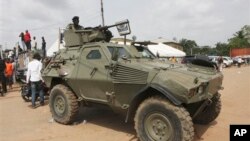 Un soldat se tient sur une auto-blindée de l'armée nigria à Nnewi, Nigeria. 2 mars 2012.