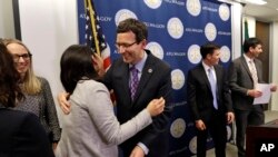 El fiscal general de Washington, Bob Ferguson (centro) agradece a sus asistentes después del fallo de la Corte de Apelaciones del Noveno Circuito de California que dio razón a su demanda contra una orden de la administración Trump que restringe la entrada al país de ciudadanos de siete países, y refugiados.