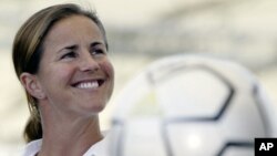 Brandi Chastain, bintang sepak bola putri Amerika dalam Piala Dunia Sepakbola Putri tahun 1999 (foto: dok).