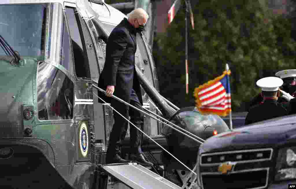 조 바이든 미국 대통령이 메릴랜드주 월터 리드 국립 군병원에서 치료받고 있는 군인들을 방문하기 위해 전용헬기 &#39;마린원&#39;을 타고 베데스다에 도착했다. 
