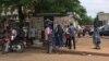 Les lecteurs devant un kiosque à journaux au centre administratif, à Yaoundé, le 30 avril 2020. (VOA/Emmanuel Jules Ntap)