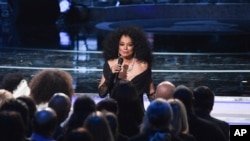 Diana Ross saat tampil di Microsoft Theater, Los Angeles, 12 Februari 2019. (Foto: dok).