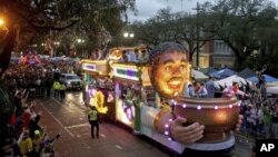 La carroza oficial desfilando por Napoleon Aveneu en el desfile de Mardi Gras el 3 de marzo de 2019 en Nueva Orleans.