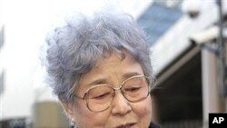 수십년 전 북한에 납치된 딸 메구미의 사진을 들고 있는 어머니 사키에 요코타