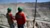 ARCHIVO: Trabajadores de Escondida de BHP Billiton, la mina de cobre más grande del mundo, frente a la mina a cielo abierto, en Antofagasta, norte de Chile, el 31 de marzo de 2008. 