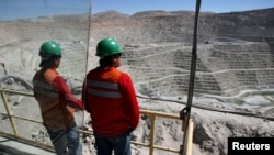 ARCHIVO: Trabajadores de Escondida de BHP Billiton, la mina de cobre más grande del mundo, frente a la mina a cielo abierto, en Antofagasta, norte de Chile, el 31 de marzo de 2008. 