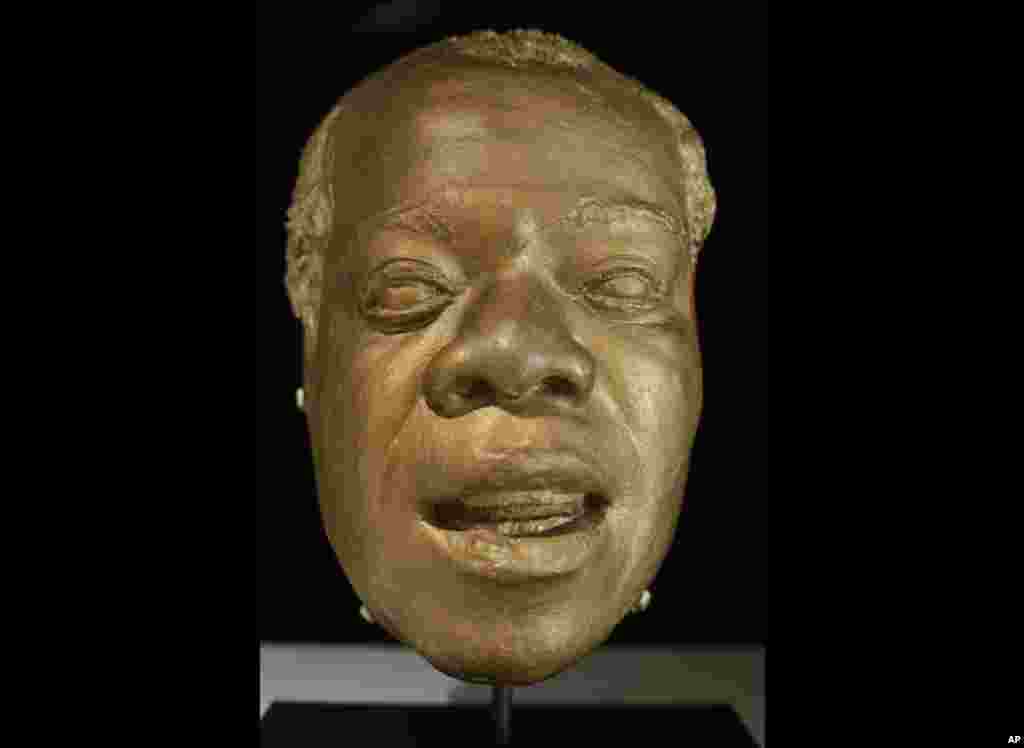 Una máscara de Louis Armstrong se exhibe en su Casa Museo el cual se instaló en la modesta casa de acabado de ladrillos donde vivió por 28 años. 