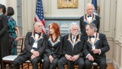 Penerima penghormatan Kennedy Center 2024 (dari kiri ke kanan), Francis Ford Coppola, Bonnie Raitt, Bobby Weir, Mickey Hart dan Billy Kreutzmann (kanan atas) berbincang dalam acara penghormatan tersebut yang digelar di Washington, pada 7 Desember 2024. (Foto: AP/Kevin Wolf)