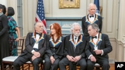 Penerima penghormatan Kennedy Center 2024 (dari kiri ke kanan), Francis Ford Coppola, Bonnie Raitt, Bobby Weir, Mickey Hart dan Billy Kreutzmann (kanan atas) berbincang dalam acara penghormatan tersebut yang digelar di Washington, pada 7 Desember 2024. (Foto: AP/Kevin Wolf)