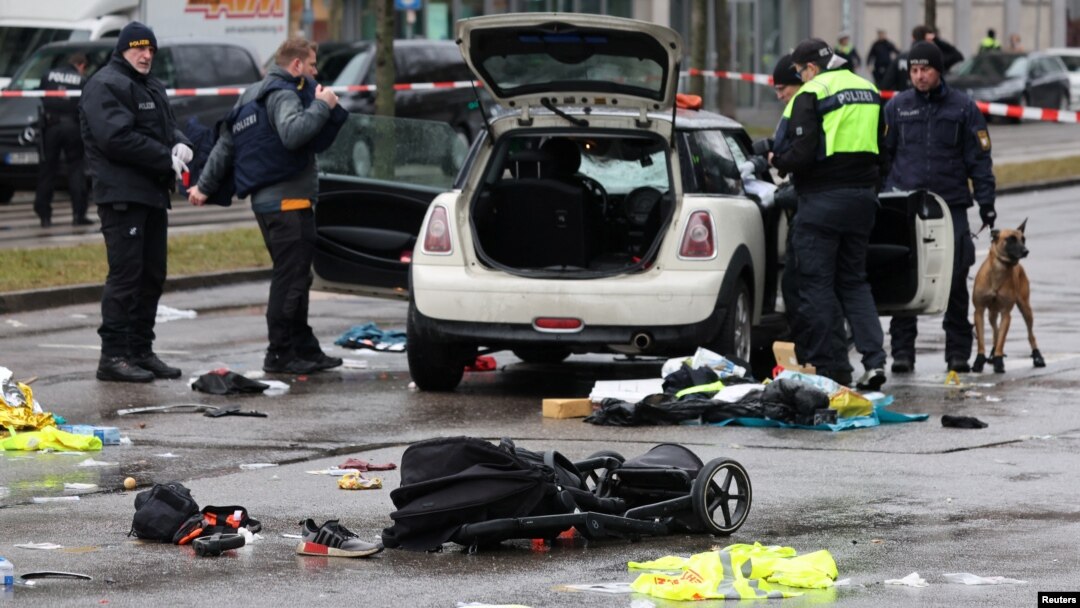 La policía trabaja en un automóvil que atropelló a una multitud en Munich, Alemania, el 13 de febrero de 2025, hiriendo a varias personas. REUTERS 