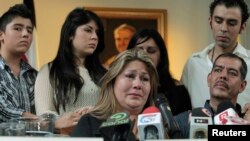 "Yo soy el testimonio de que hay un Dios grande", exclamó en medio de lágrimas Floribeth Mora, la mujer que superó un aneurisma cerebral con sus oraciones. 