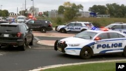 La police boucle une zone proche de la scène où une fusillade a été signalée dans une entreprise de logiciels à Middleton, Wisconsin, le mercredi 19 septembre 2018. (Archives: AP Photo/Todd Richmond)