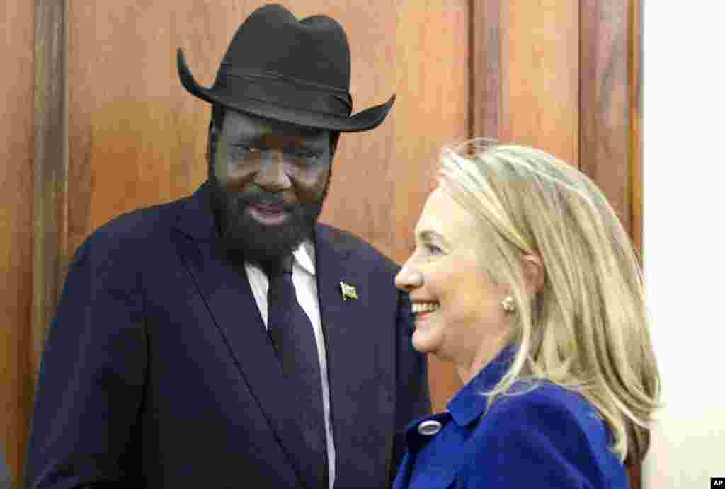 Ngoại trưởng Clinton hội kiến Tổng thống Nam Sudan Salva Kiir tại T&ograve;a nh&agrave; Văn ph&ograve;ng Tổng thống ở thủ đ&ocirc; Juba, 3 th&aacute;ng 8, 2012.
