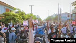 16일 미얀마 만달레이에서 군부 쿠데타 반대 시위가 계속됐다.