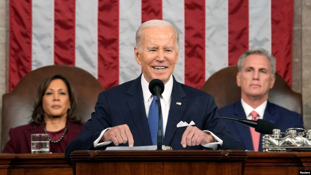 Tổng thống Joe Biden trình bày Thông điệp Liên bang trước phiên hội họp chung của Quốc hội trong khi Phó Tổng thống Kamala Harris và Chủ tịch Hạ viện Kevin McCarthy theo dõi, tại Điện Capitol, ngày 7 tháng 2 năm 2023, ở Washington.