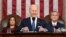 Tổng thống Joe Biden trình bày Thông điệp Liên bang trước phiên hội họp chung của Quốc hội trong khi Phó Tổng thống Kamala Harris và Chủ tịch Hạ viện Kevin McCarthy theo dõi, tại Điện Capitol, ngày 7 tháng 2 năm 2023, ở Washington.