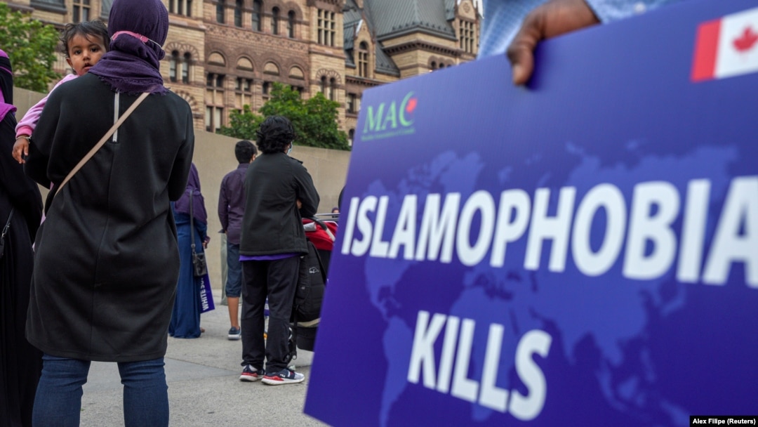 Masyarakat melakukan protes terkait Islamofobia, di Toronto, Ontario, Kanada 18 Juni, 2021. (Foto: REUTERS/Alex Filipe)