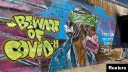 Los navajo han sido fuertemente afectados por la pandemia de coronavirus, con unas 100 muertes y varios miles de contagios (muchos ya recuperados). Un grafiti anima a la prevención de la COVID--19 en Shiprock, Nuevo México.