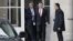 El embajador estadounidense en Francia, Charles H. Rivkin, derecha, abandona el edificio de Relaciones Exteriores luego de reunirse con el ministro en París.
