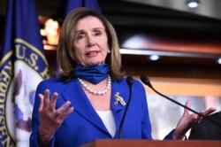 La presidenta de la Cámara de Representantes, Nancy Pelosi, dijo que las acciones de Trump eran “escasas, débiles e inconstitucionales”.