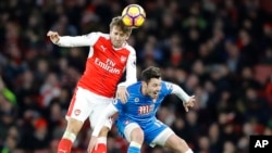 Duel entre Nacho Monreal d'Arsenal et Adam Smith de Bournemouth en Premier League, Angleterre, le 27 novembre 2016