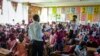 Murid-murid memakai masker saat belajar di kelas di Sekolah Dasar Kitate di Kampala, Uganda Senin, 10 Januari 2022. (Foto: AP//Hajarah Nalwadda)