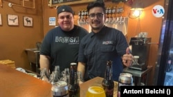 Los hermanos David y Daniel Verdugo fundaron en 2015 "Broski Ciderworks" y en poco tiempo se ha convertido en un referente en Estados Unidos. Foto: Antoni Belchi/VOA.