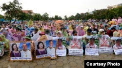 Around 400 students and farmers from Kampot province protest at "Freedom Park" in Phnom Penh on Sunday, September 13, 2015, to call on Cambodian prime minister Hun Sen to intervene in land dispute in the southwestern province's Chhouk district. (Courtesy photo) 