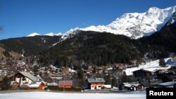 Vista general del complejo alpino francés de Les Contamines-Montjoie, Francia, donde cinco ciudadanos británicos, incluido un niño, han sido diagnosticados con el coronavirus, después de permanecer en el mismo chalet de esquí con una persona que había estado en Singapur. Reuters.