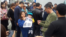 小孩拿著“還我爸爸”的標語（圖片來自新世紀新聞網/網民提供）