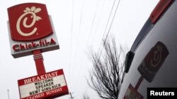 Los dichos del presidente de Chick-fil-A no sólo hicieron reaccionar a sus clientes, sino también a varios políticos.