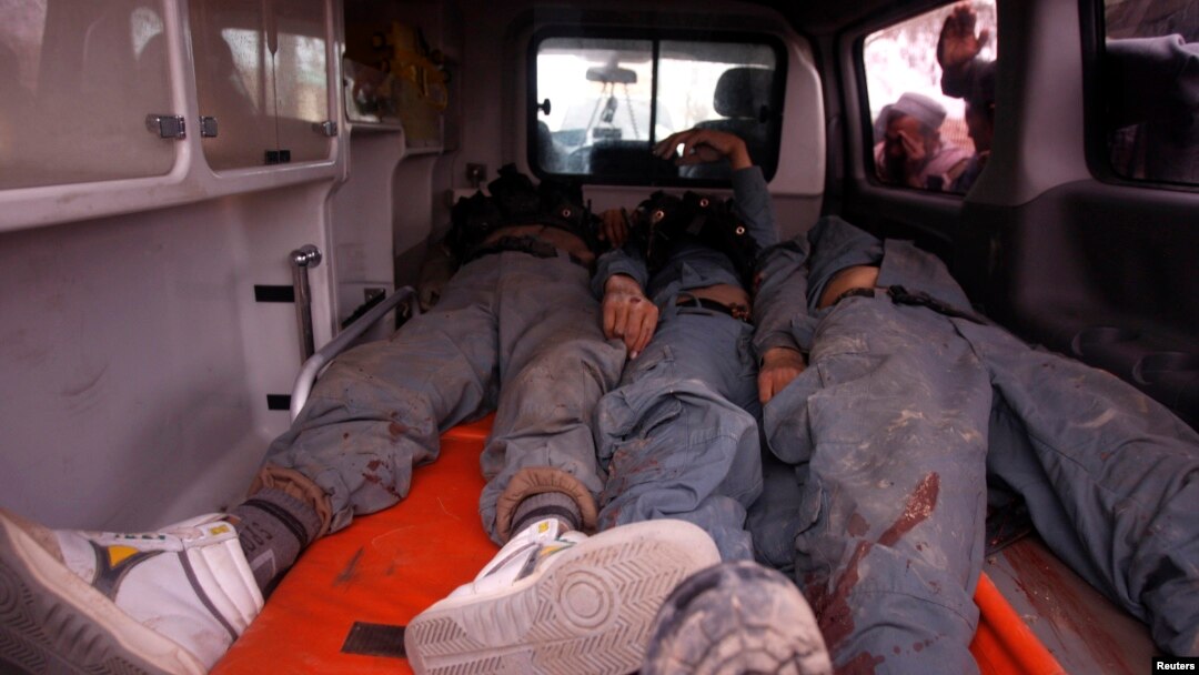 Xác của cảnh sát Afghanistan bên trong một chiếc xe cứu thương ở tỉnh Wardak, ngày 11/3/2013.